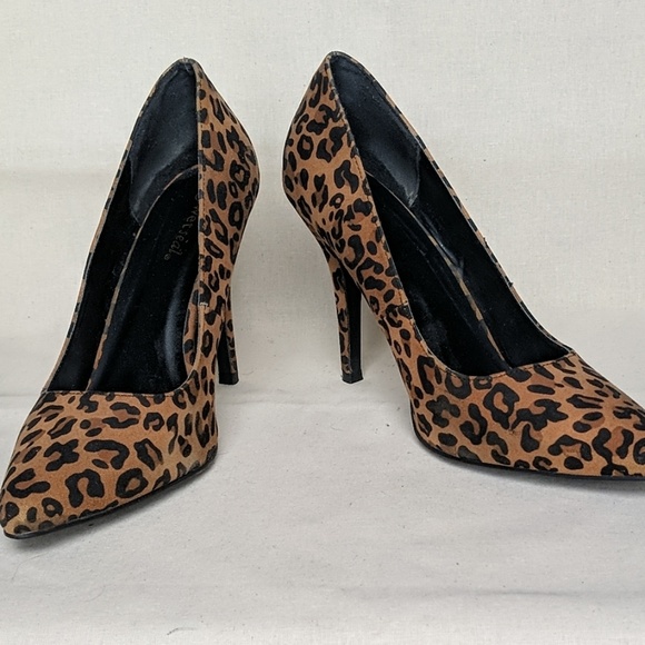 • cheetah print pumps • - Picture 2 of 3